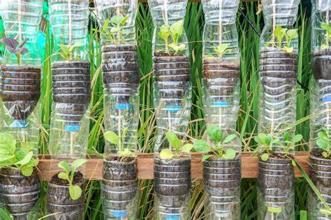 Huerto Vertical con Botellas de Plástico - tipos de jardines verticales